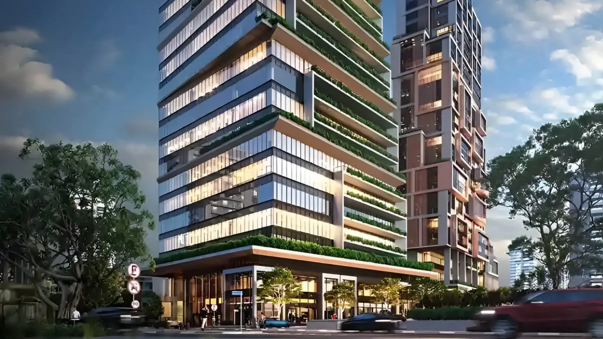 Empreendimento corporativo de uso misto com fachada em vidro e vegetação
