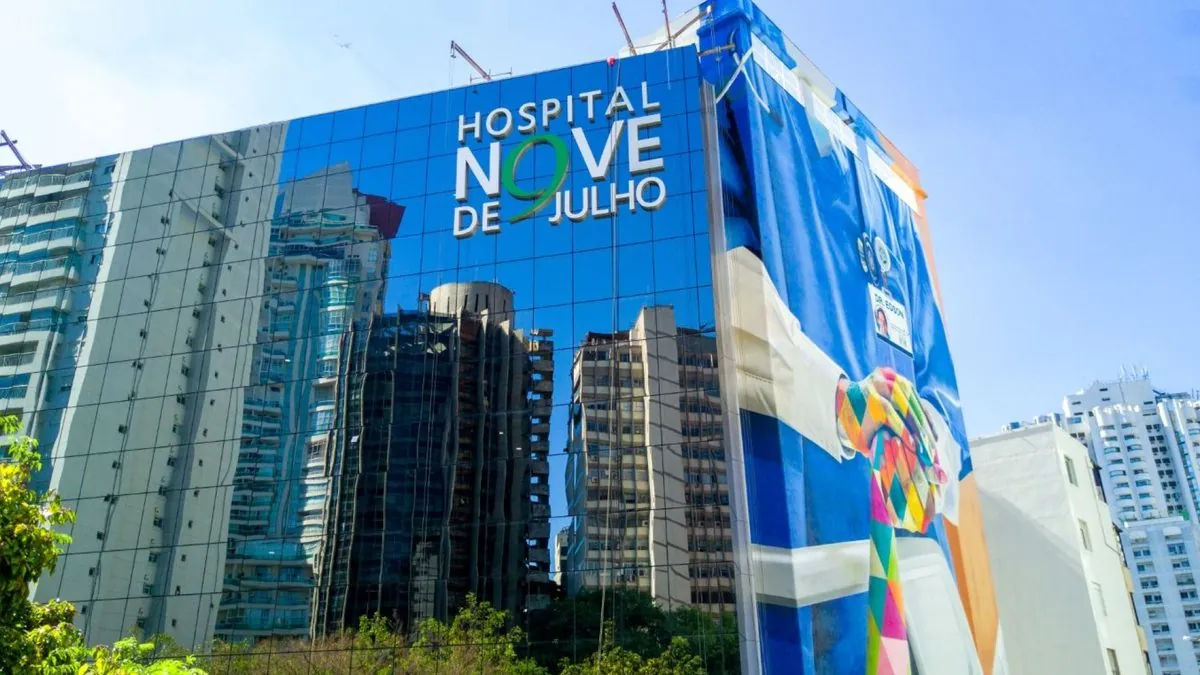 Edifício corporativo em região urbana adensada