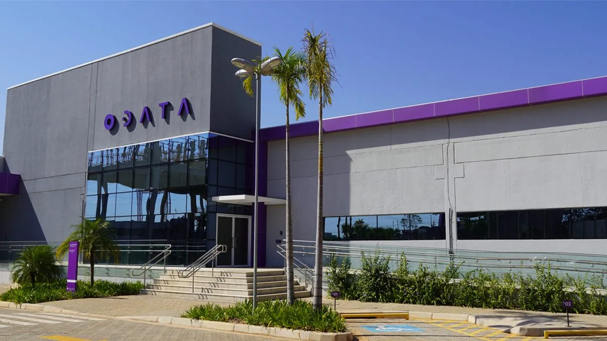 Fachada de edifício corporativo com iluminação noturna