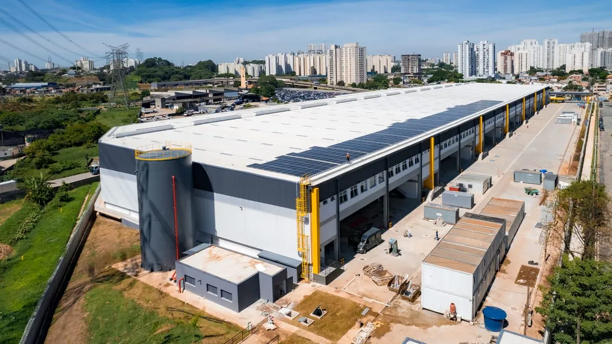 Galpão industrial com cobertura fotovoltaica, vista aérea