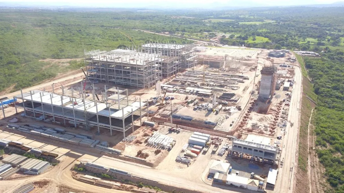 Canteiro de obra industrial de grande porte, vista aérea